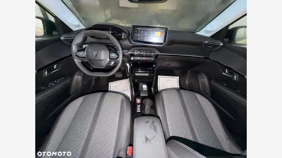 PEUGEOT 208 -