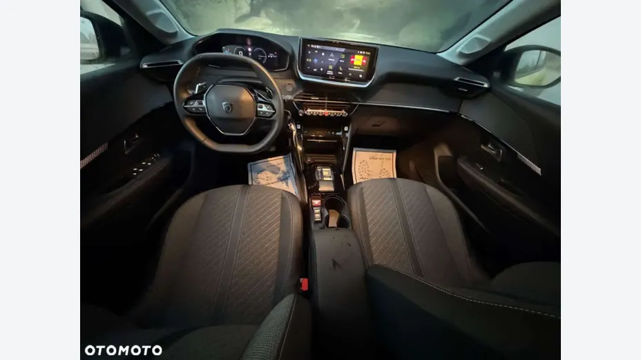 PEUGEOT 208 -