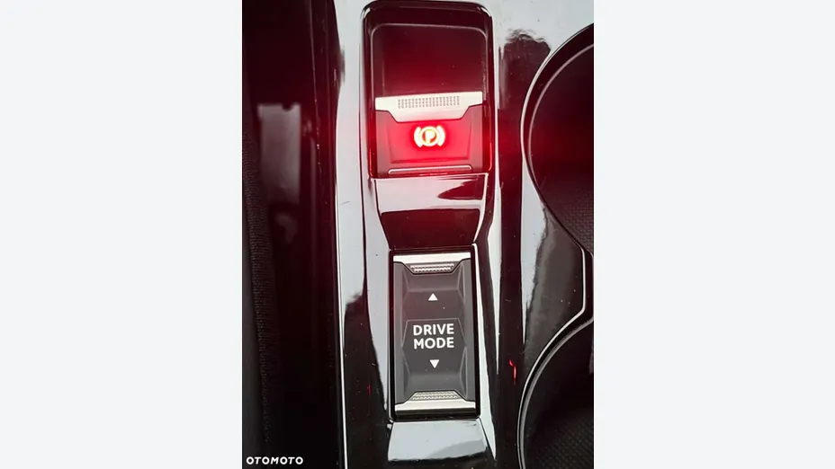 PEUGEOT 208 -