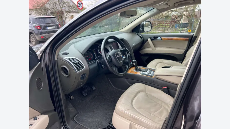 AUDI Q7 -