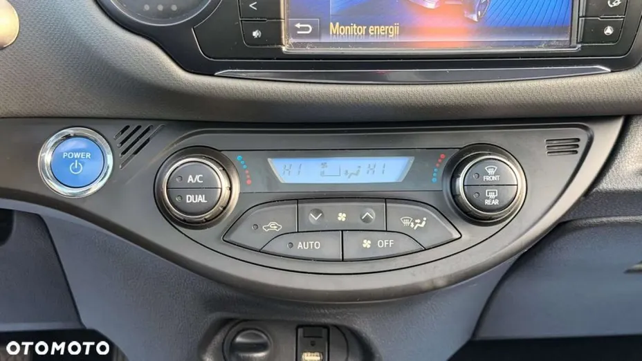 TOYOTA Yaris -