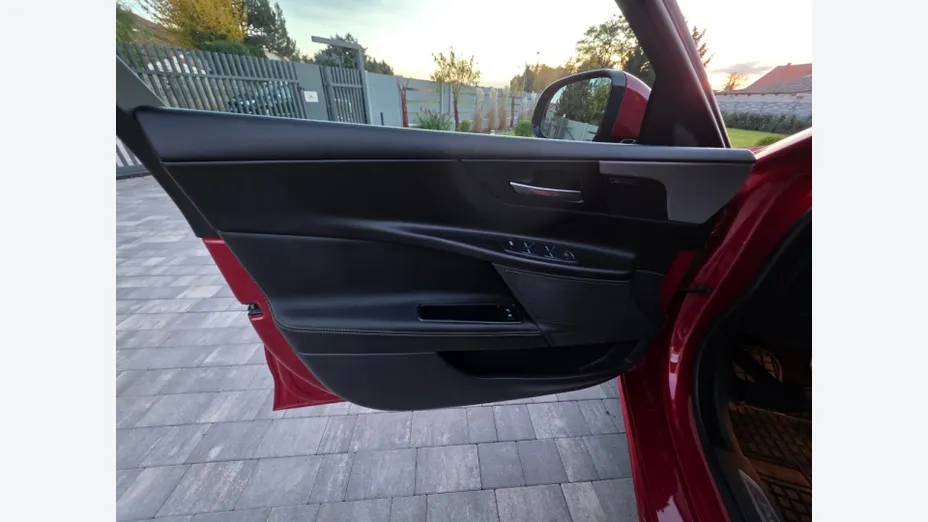 JAGUAR XE -