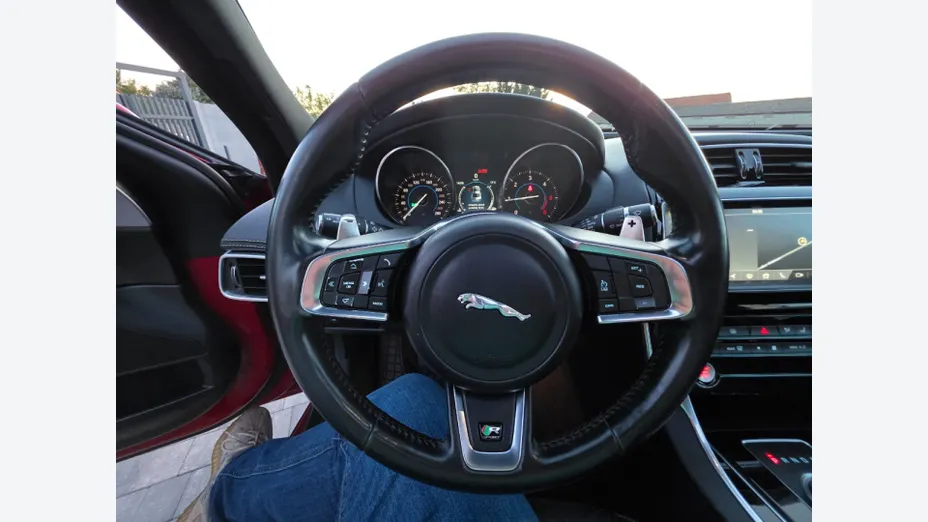 JAGUAR XE -