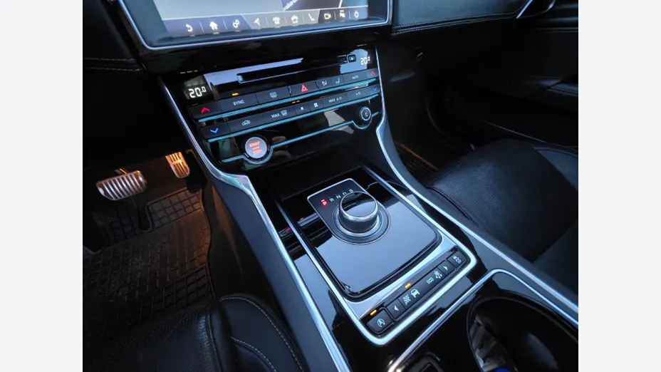 JAGUAR XE -