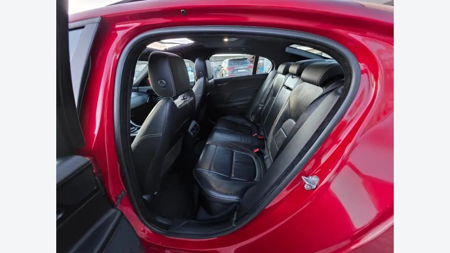 JAGUAR XE -