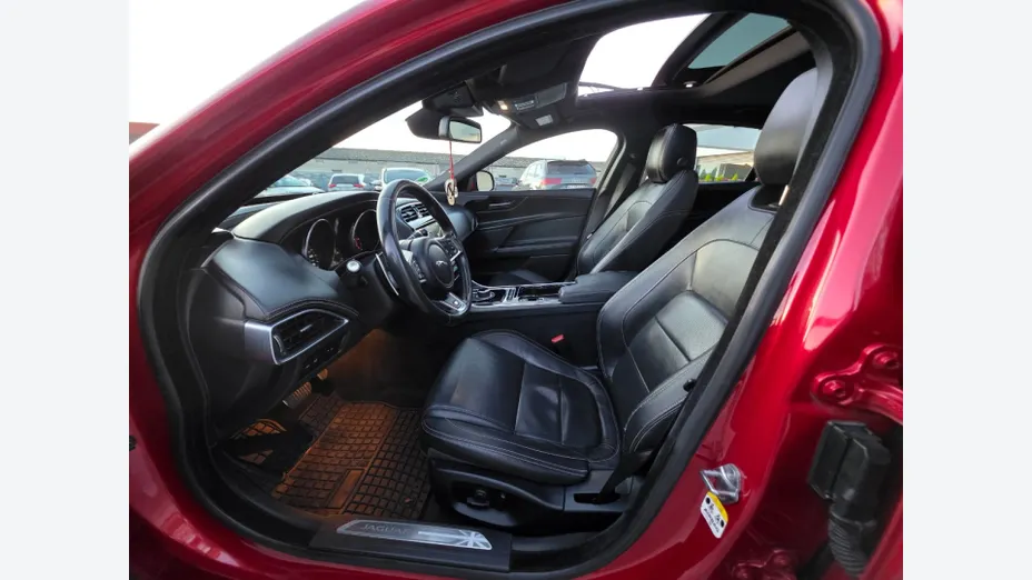 JAGUAR XE -