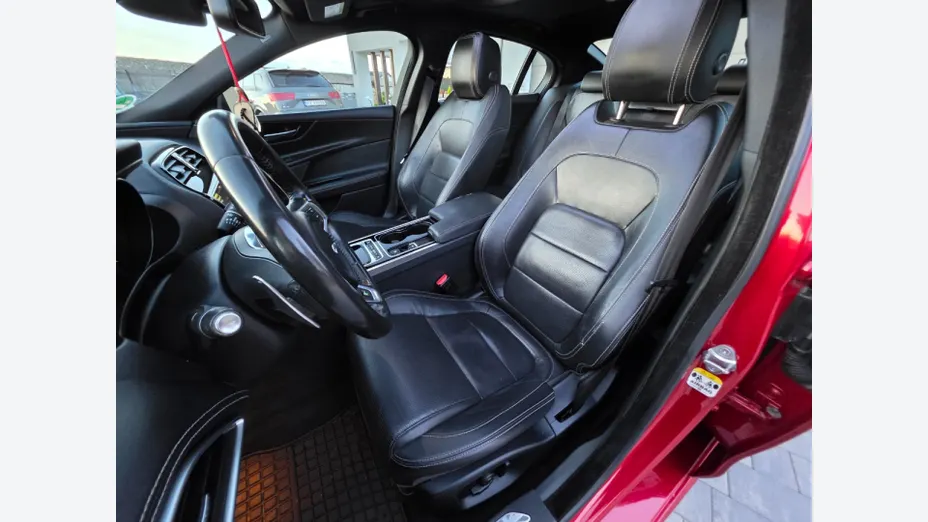 JAGUAR XE -