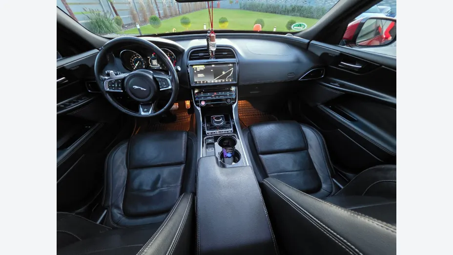 JAGUAR XE -