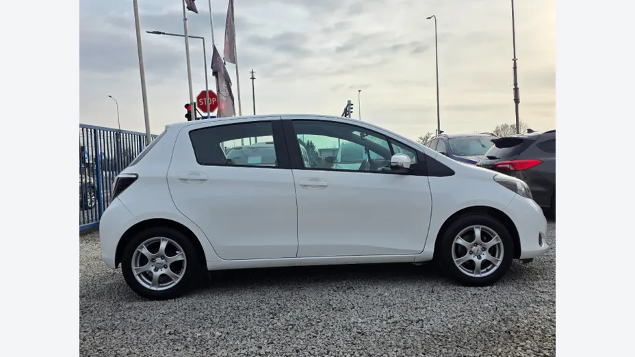 TOYOTA Yaris -