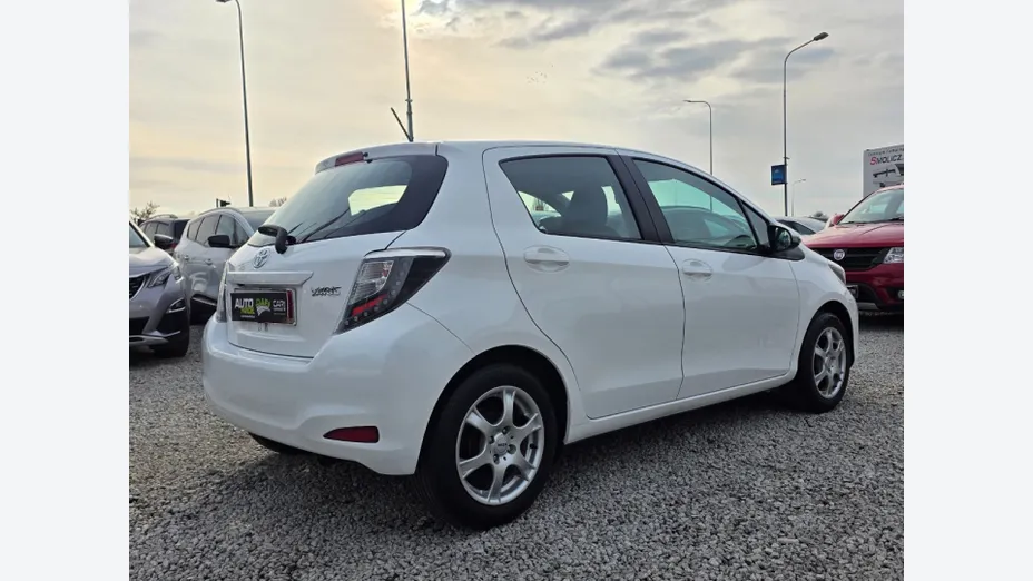 TOYOTA Yaris -