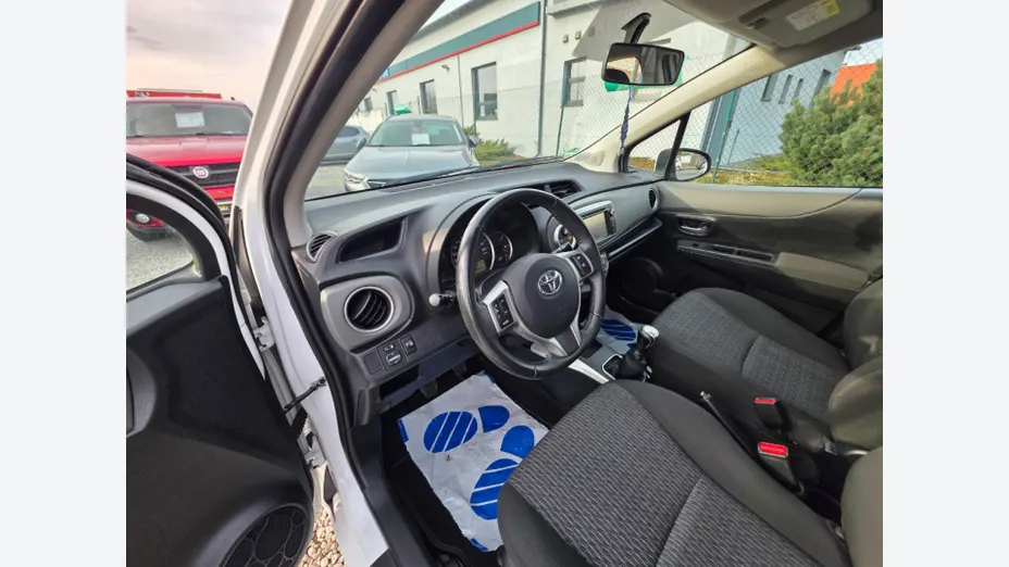 TOYOTA Yaris -