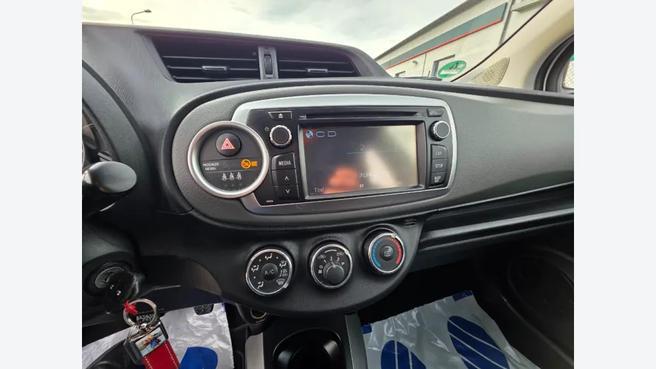 TOYOTA Yaris -