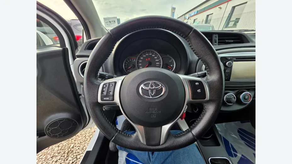 TOYOTA Yaris -