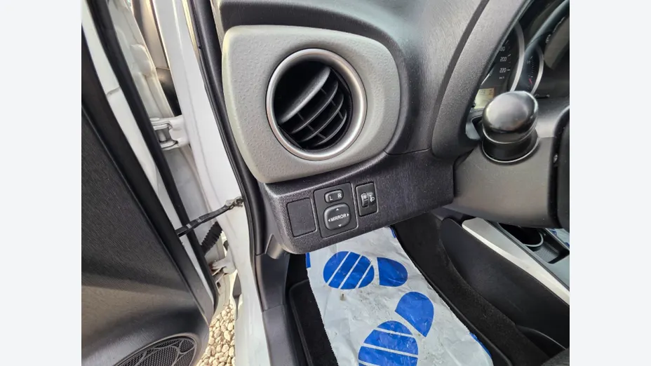 TOYOTA Yaris -