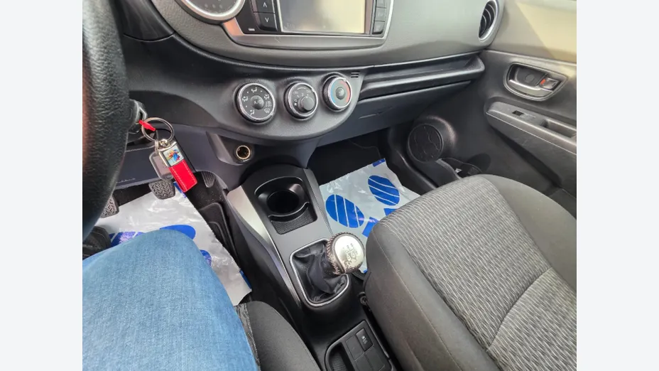 TOYOTA Yaris -