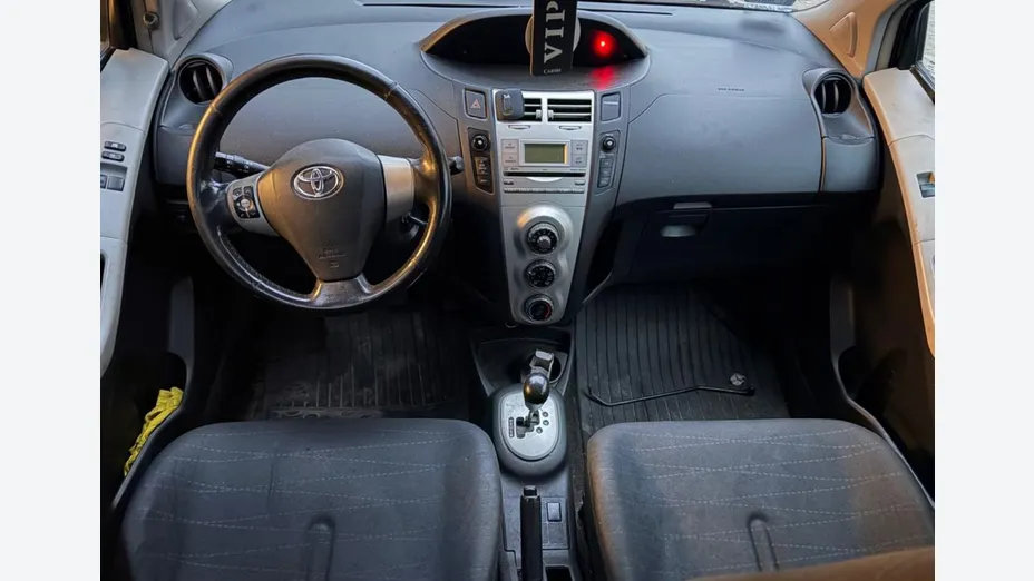 TOYOTA Yaris -