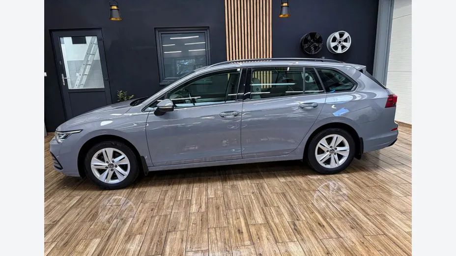 VOLKSWAGEN Golf -