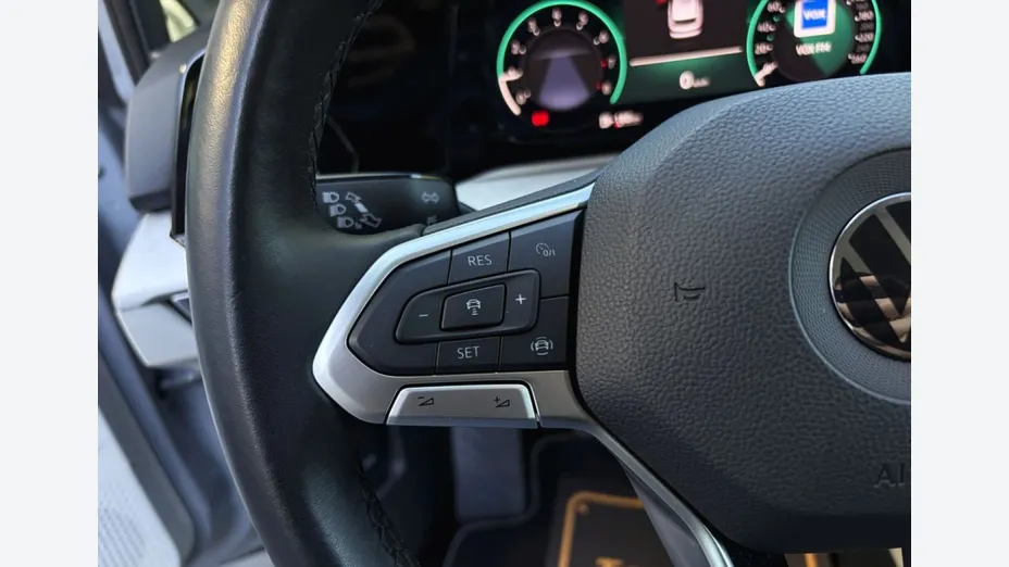 VOLKSWAGEN Golf -