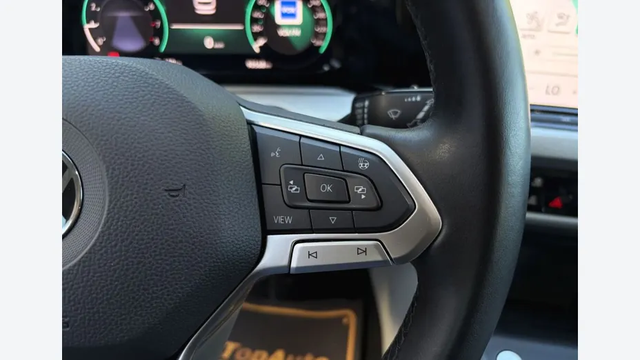 VOLKSWAGEN Golf -