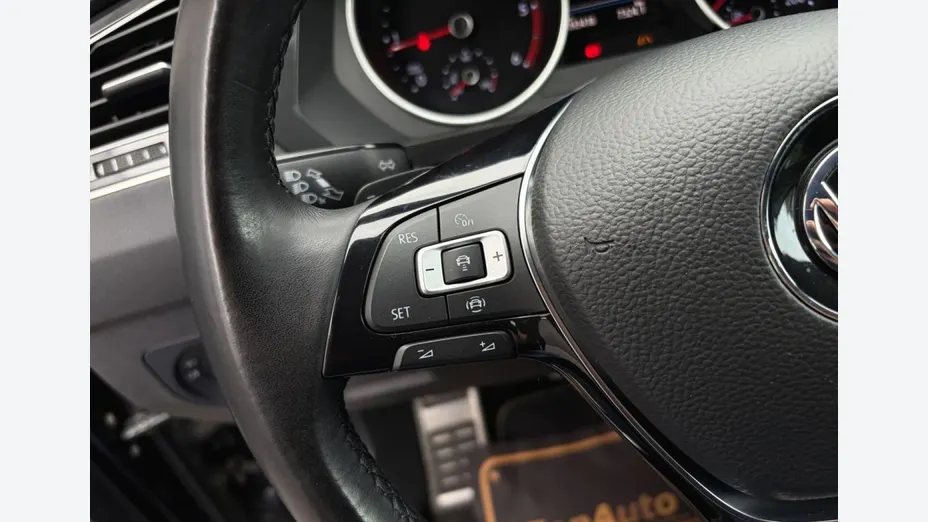 VOLKSWAGEN Tiguan -