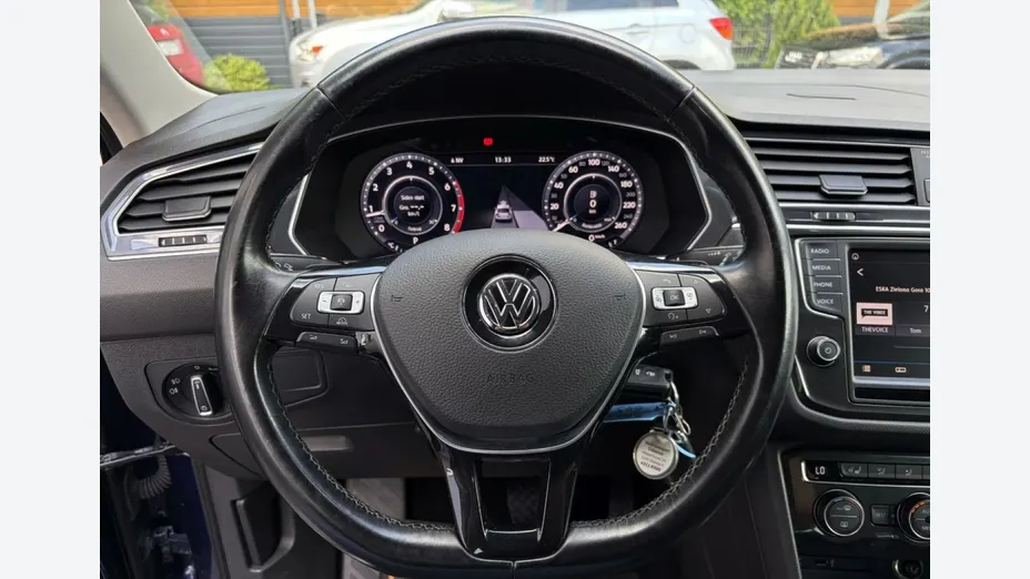 VOLKSWAGEN Tiguan -