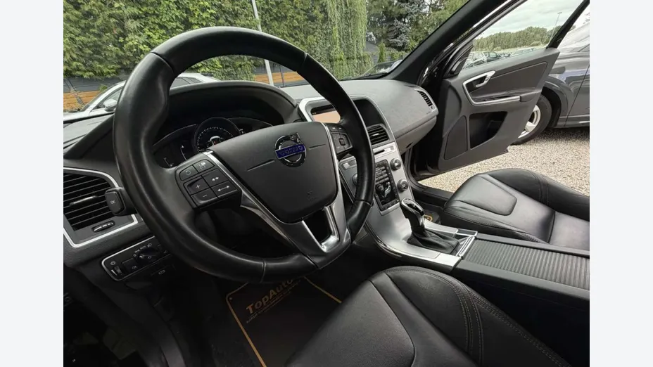 VOLVO XC60 -