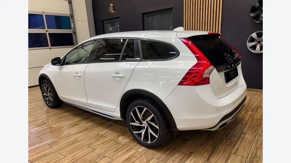 VOLVO V60 -