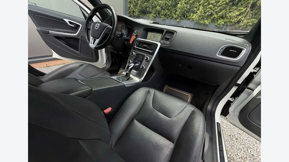 VOLVO V60 -