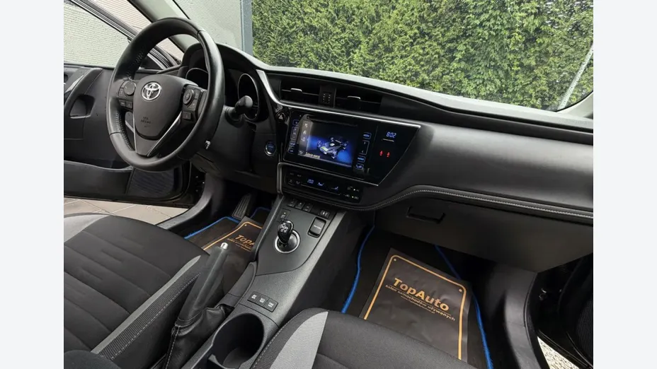 TOYOTA Auris -