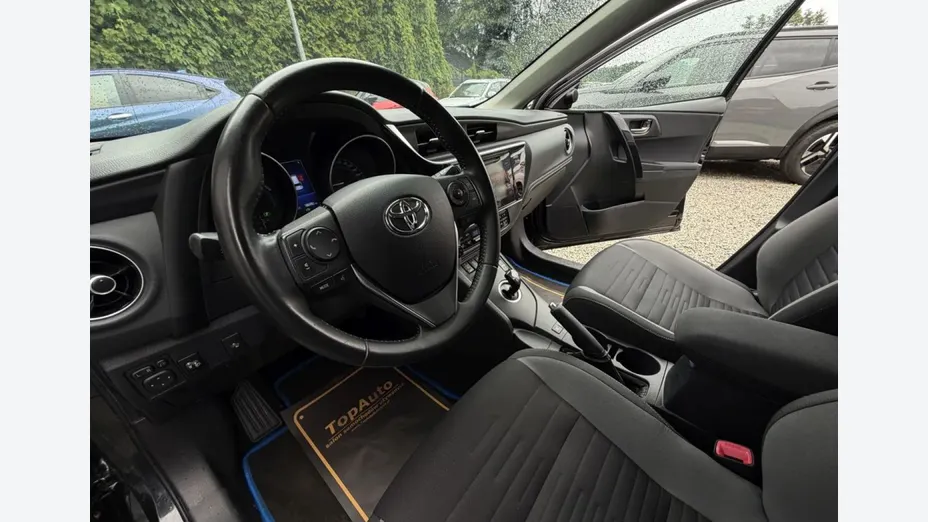 TOYOTA Auris -