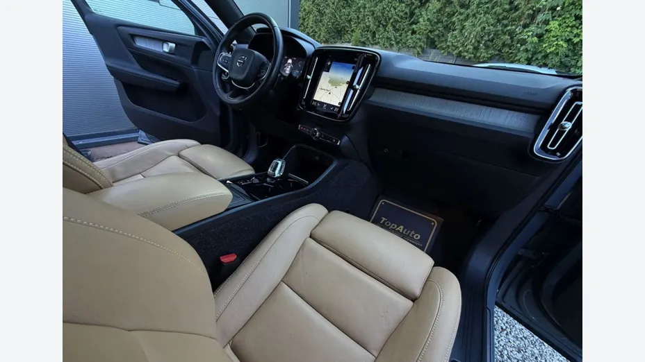 VOLVO XC40 -