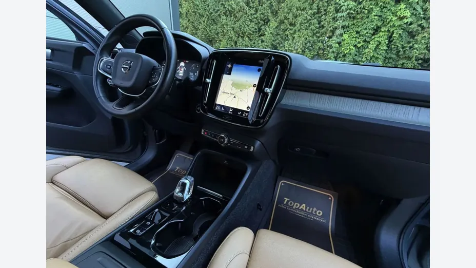 VOLVO XC40 -