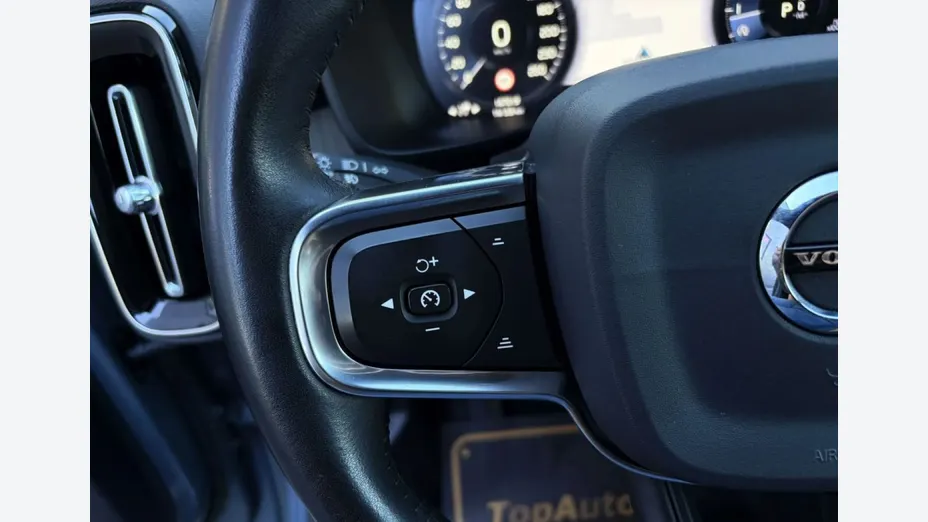 VOLVO XC40 -