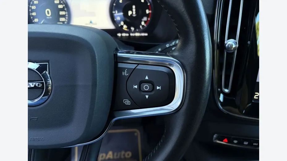 VOLVO XC40 -