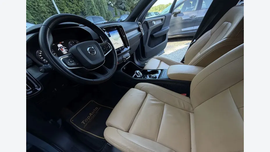VOLVO XC40 -