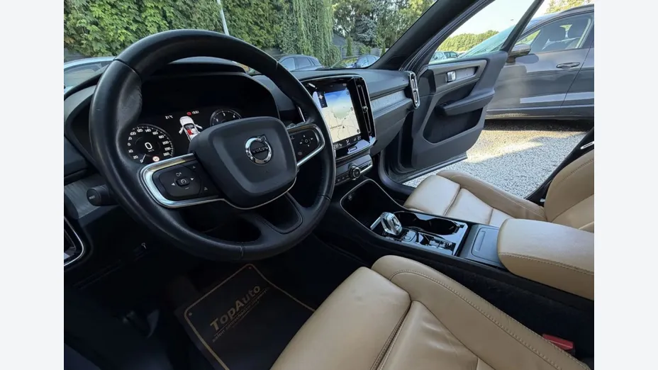 VOLVO XC40 -