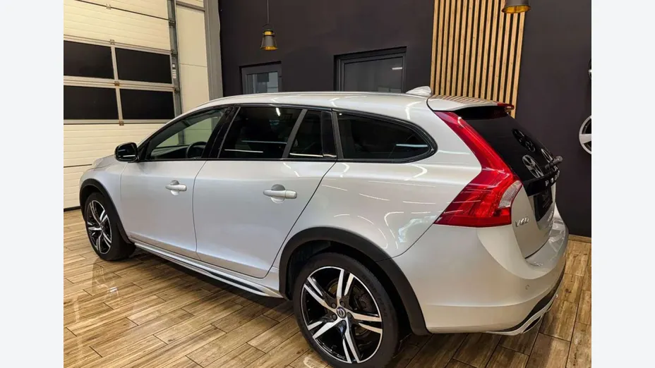 VOLVO V60 -