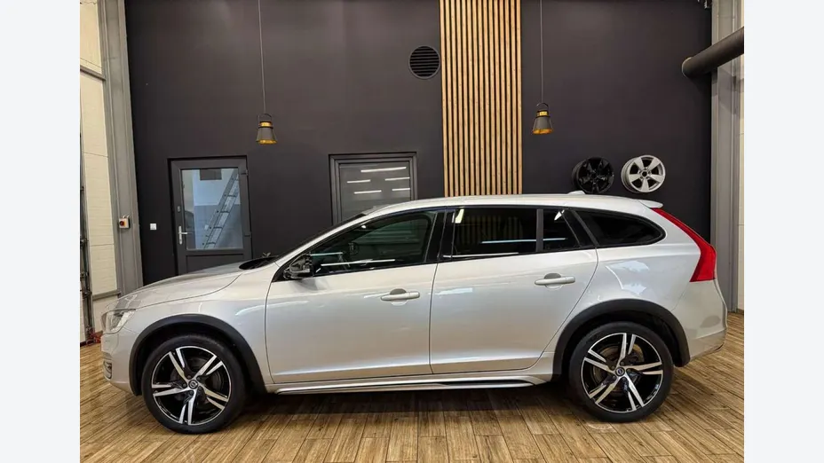 VOLVO V60 -