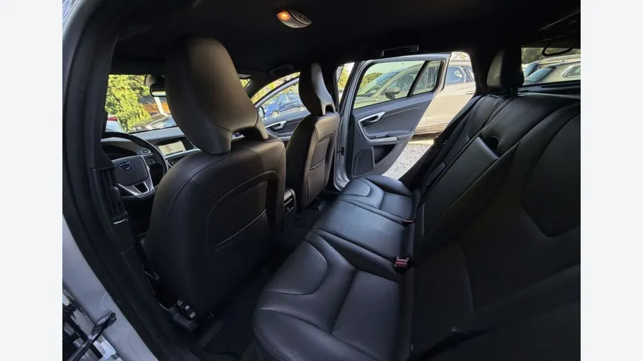 VOLVO V60 -