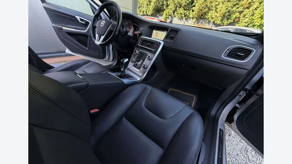 VOLVO V60 -