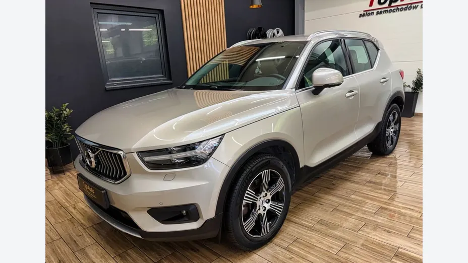 VOLVO XC40 -