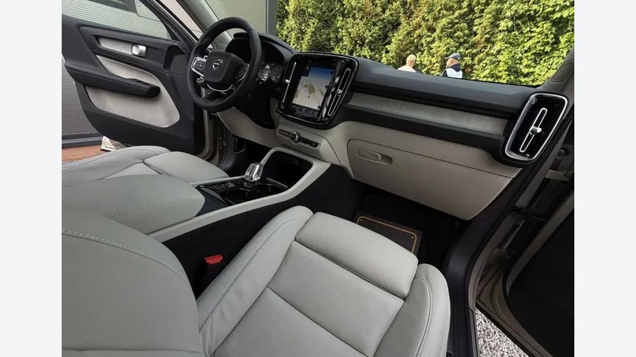 VOLVO XC40 -