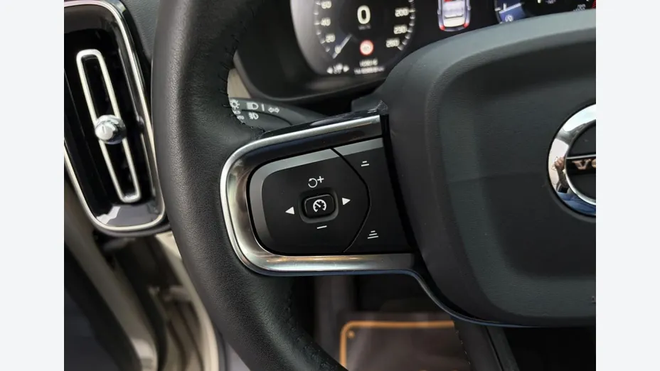 VOLVO XC40 -