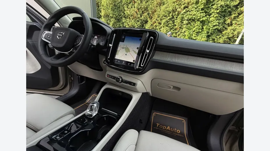 VOLVO XC40 -
