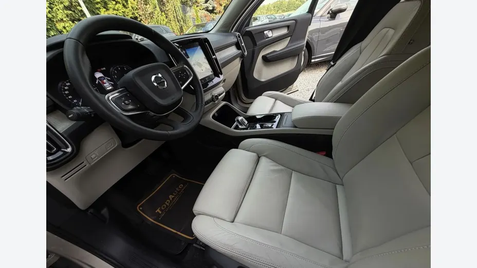 VOLVO XC40 -