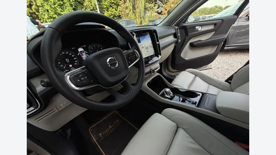VOLVO XC40 -