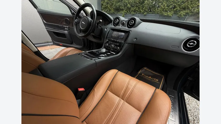 JAGUAR XJ -