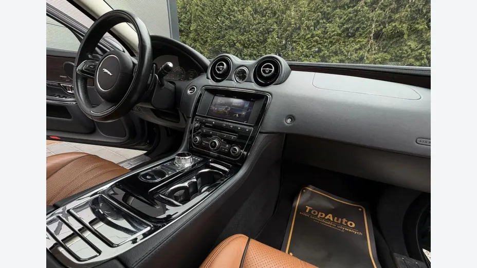 JAGUAR XJ -