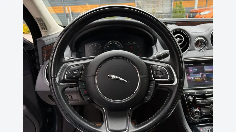 JAGUAR XJ -