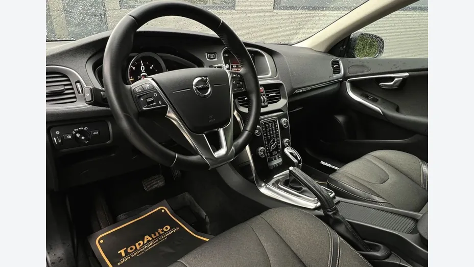 VOLVO V40 Cross Country -